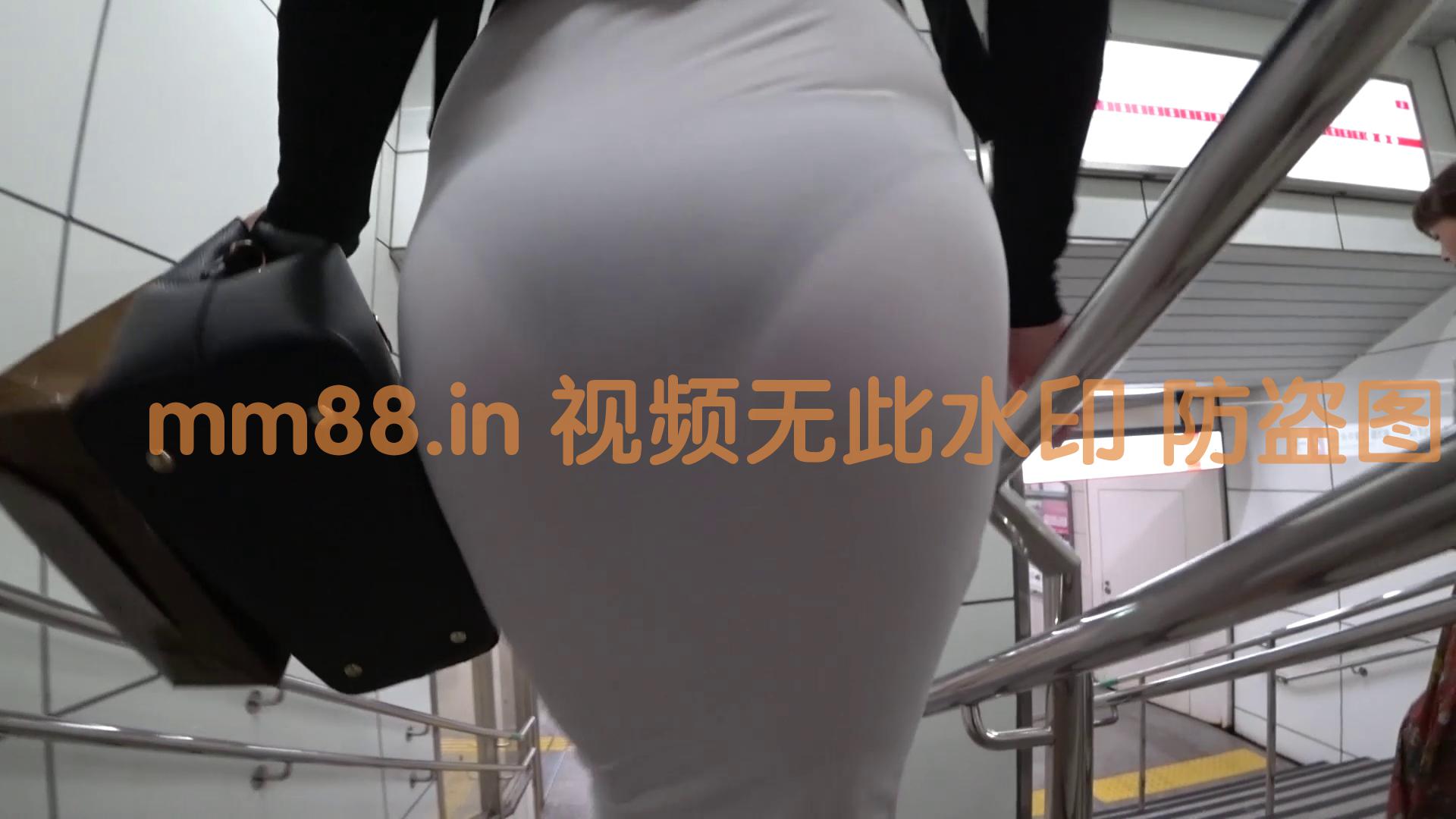 日本街拍美女短裙CD和性感紧身珠圆美臀轮廓 NO.127