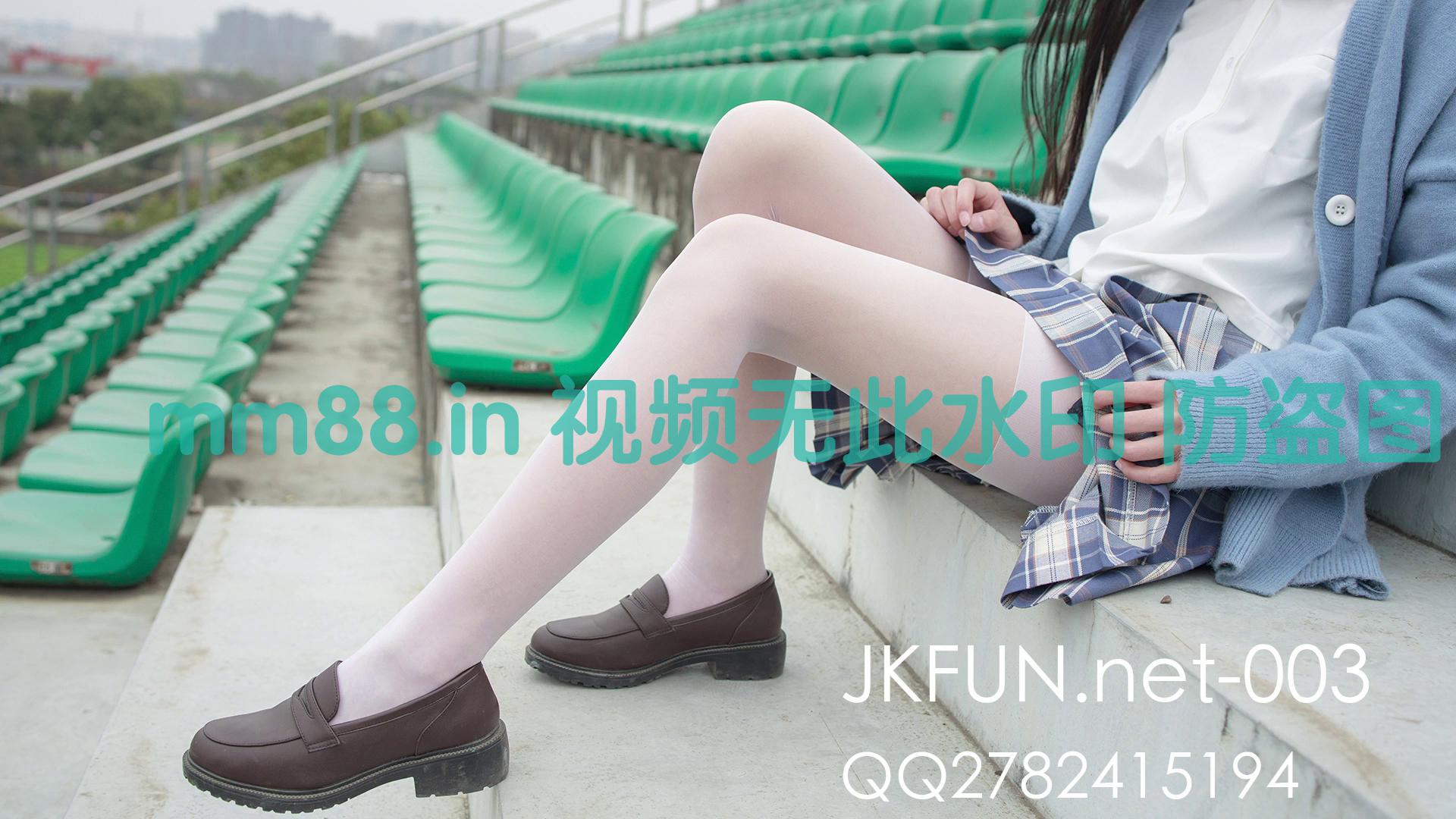 [森萝财团]白丝细腿女孩子逛累了拖鞋歇美拍丝足秀 JKFUN专辑-3